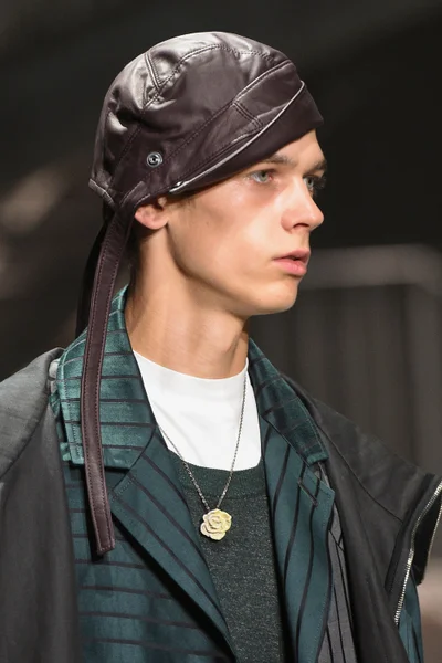 Look 16